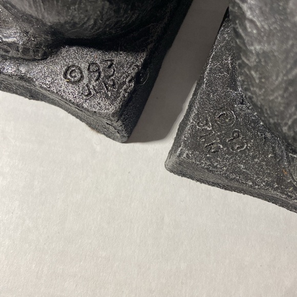 Pair of Vintage Heavy Resin Black Lab Bookends Signed JIN 93 - Picture 6 of 11